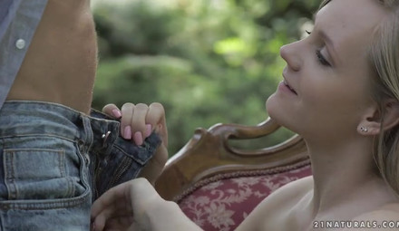 В загородном доме красавчик по соседски чпокнул блондинку в очко