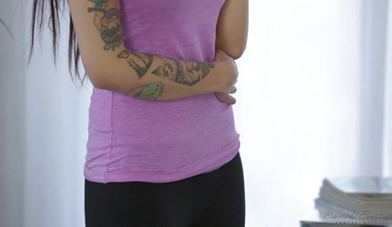 Секретарша брюнетка сделала шефу на столе массаж и присела на член