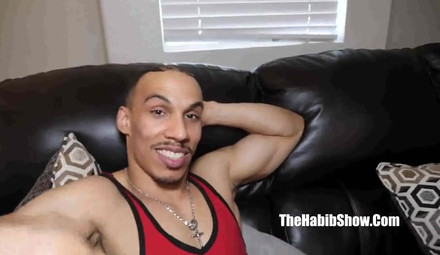 Полную азиатку с большой задницей оттарабанили сразу два товарища