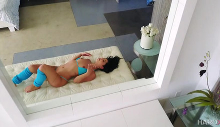 Латинка с красивой попкой потрахалась с приятелем но в жопу не дала