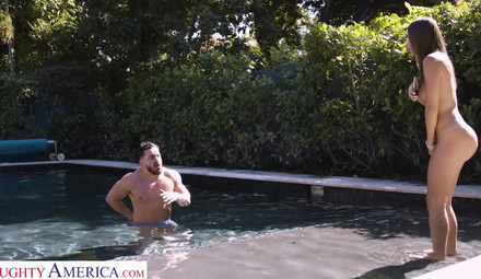 Сочная одинокая милфа поймала соседа с мини камерой и утолила его похоть