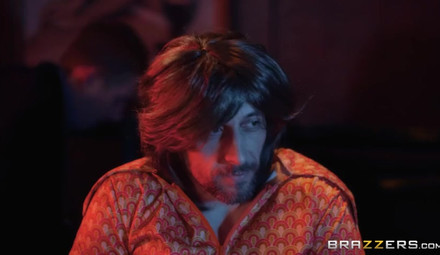 В ночном клубе грабитель связал администратора и чпокнул в задницу стриптизершу