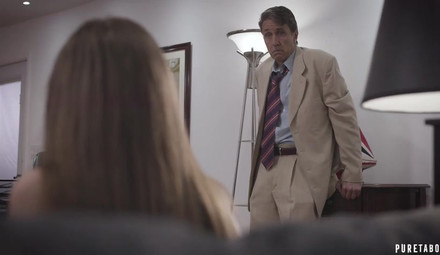 За опоздание на работу молодой и пожилой начальники отжарили секретаршу