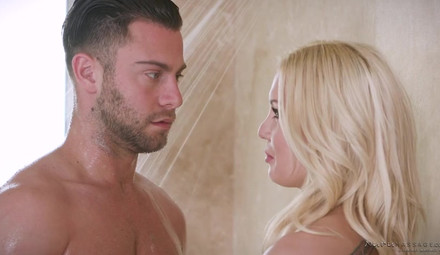 Нуру массажистка с большой грудью отдалась мускулистому клиенту