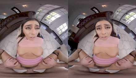 Подруга в чулках в видео от первого лица стонет под напором члена