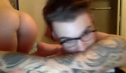 Татуированный очкарик шпилит подругу в прямом эфире на веб камеру