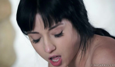 Ангельски красивая брюнетка после работы сразу дала приятелю